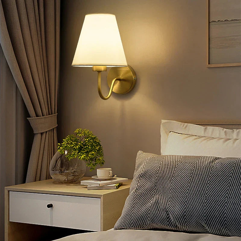 مصباح حائط من القماش الذهبي DecorBites™ للمساحات المعيشية ذات الطراز الاسكندنافي الحديث
