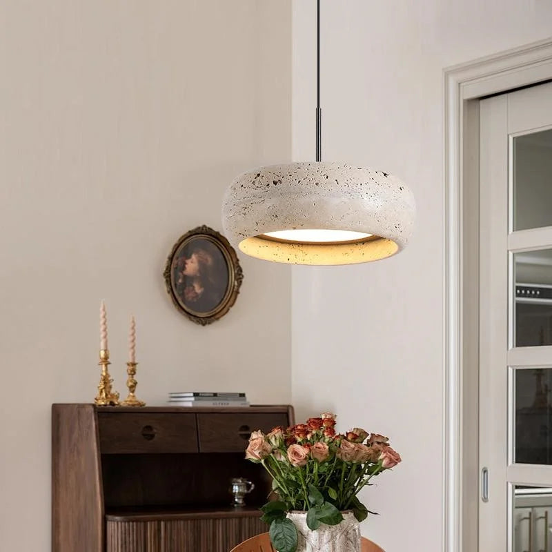 مصباح معلق LED من DecorBites™ من الحديد الأسود بتصميم وابي سابي - حجر الترافرتين الأصفر