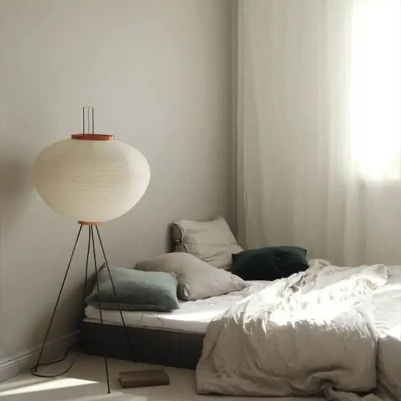مصباح أرضي من ورق الأرز الياباني من DecorBites™ من تصميم Noguchi Yong لإضاءة غرف النوم والصالونات