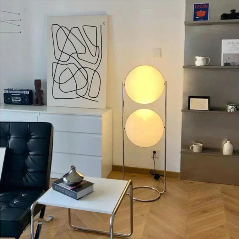مصباح أرضي LED DecorBites™ من المعدن الكرومي لغرفة المعيشة مع كرة أكريليك بيضاء