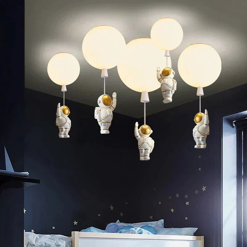 مصباح قلادة زجاجي LED بتصميم رائد فضاء من DecorBites™ لغرفة الأطفال