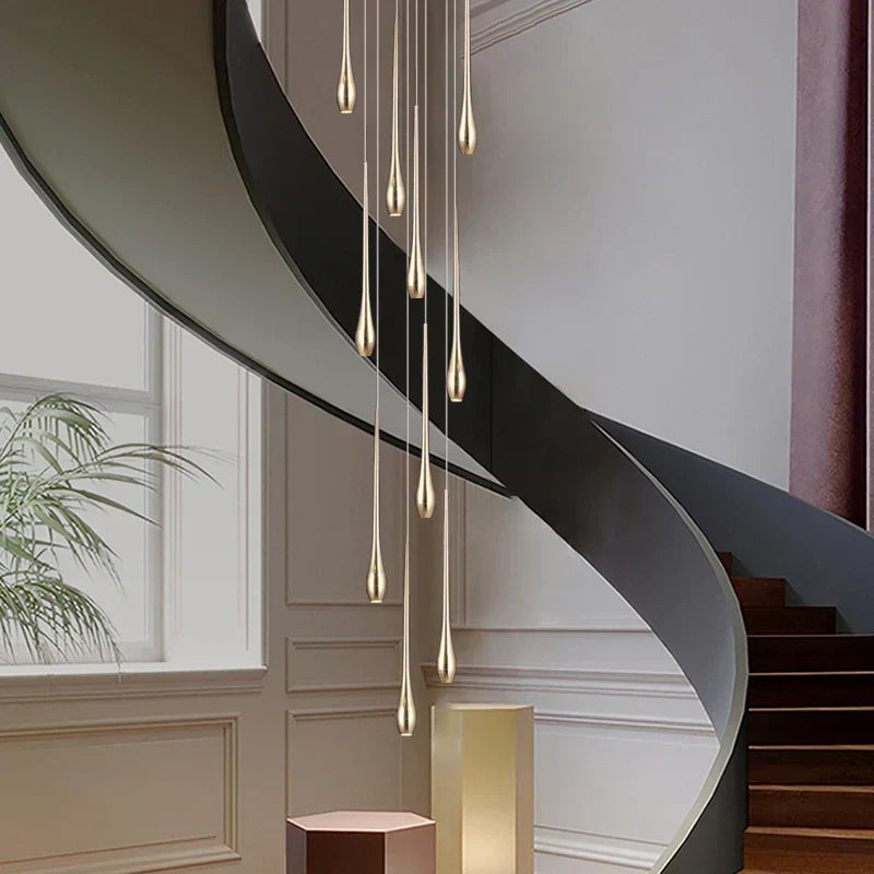 ثريا DecorBites™ الذهبية بإضاءة LED لغرفة المعيشة والسلالم في الفيلا الدوبلكس