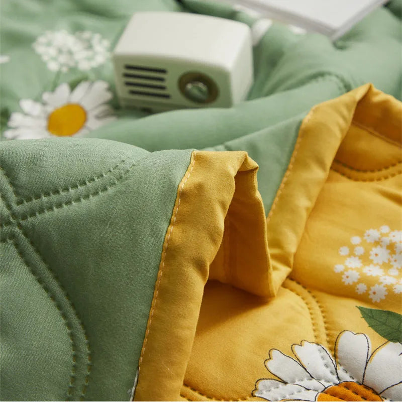 DecorBites™ Daisy Print Quilted Summer Quilt Set in Soft Breathable Fabric