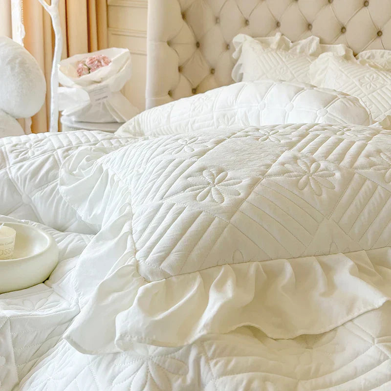 طقم فراش مبطن من DecorBites™ بنمط أميرة كوري مع كشكشة دانتيل 200x230 سم