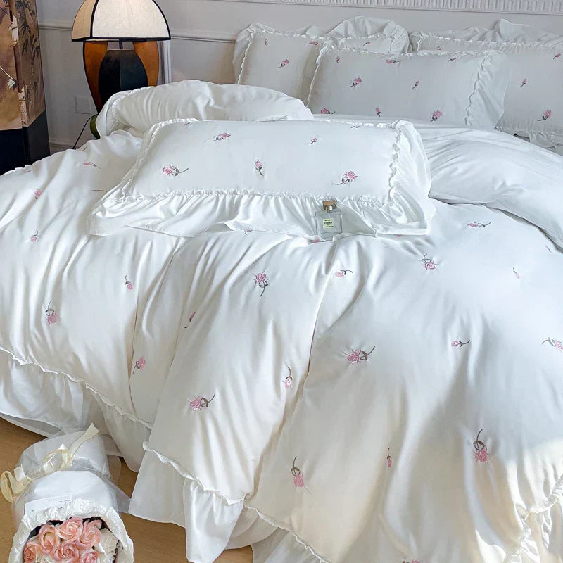 طقم ملاءات سرير بأزهار الورد الكورية من DecorBites™ بطبعات دانتيل مكشكشة - غطاء لحاف من القطن الناعم