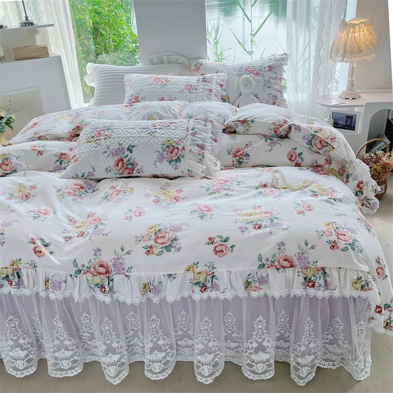 مجموعة مفروشات DecorBites™ بطبعة الأزهار الفرنسية: غطاء لحاف، كشكشة دانتيل، تطريز مبطن، أغطية وسائد