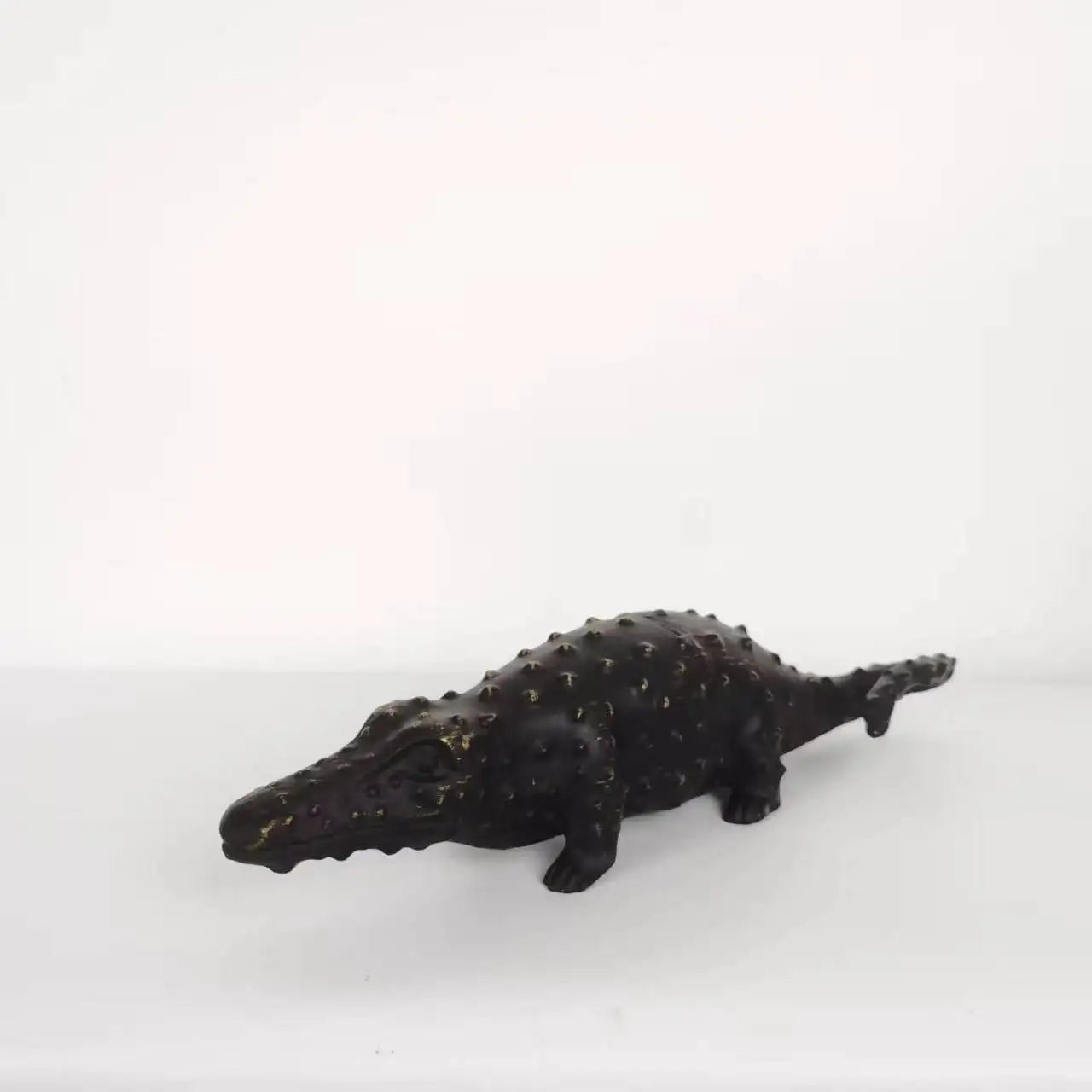 تماثيل ديكور المنزل على شكل تمثال التمساح الذهبي من DecorBites™