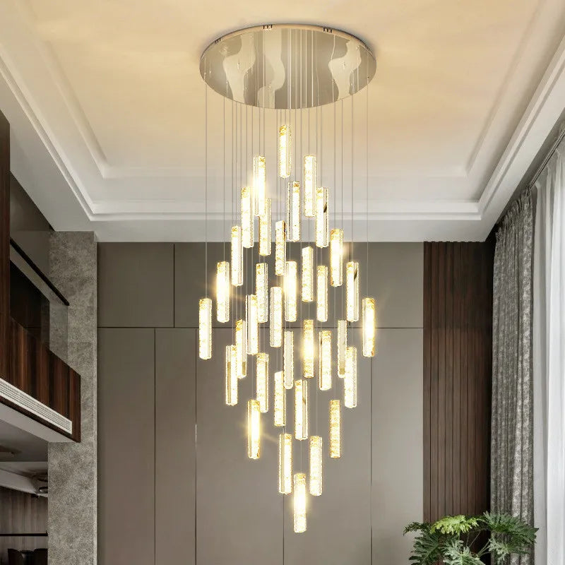 أضواء معلقة من الكريستال من الستيل المطلي بالكروم الذهبي من DecorBites™ مزودة بإضاءة LED قابلة للتعتيم لدرج الفيلا