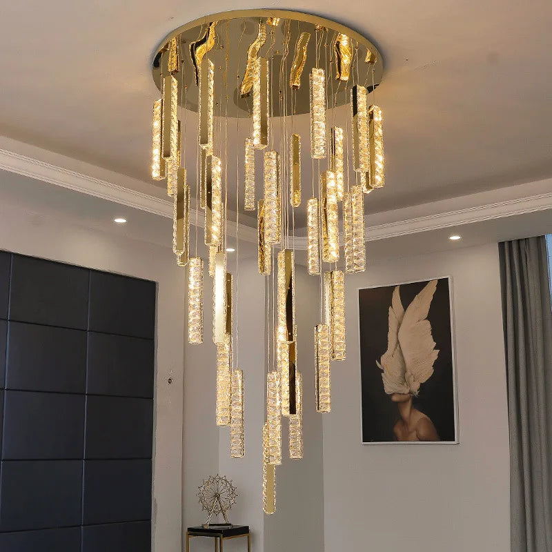 أضواء معلقة من الكريستال من الستيل المطلي بالكروم الذهبي من DecorBites™ مزودة بإضاءة LED قابلة للتعتيم لدرج الفيلا