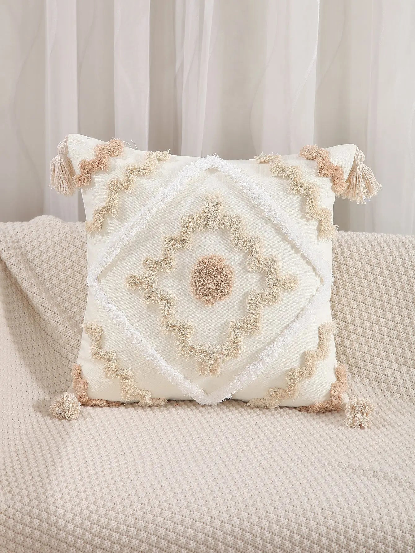 غطاء وسادة DecorBites™ مزخرف بنقشات هندسية مطرزة بالزهور بوهيمي مع شرابة
