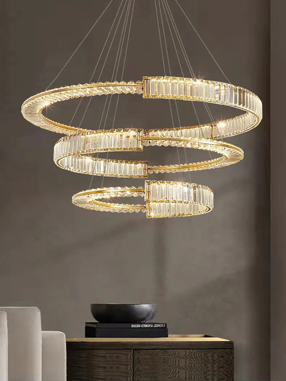 ثريا DecorBites™ الكريستال الذهبية بحلقات LED لديكور المنزل الفاخر البسيط