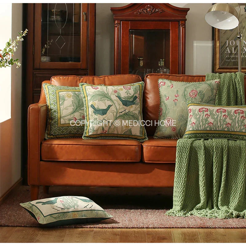 غطاء وسادة أسفل الظهر من الكتان الفرنسي فلاكس بطبعة زهور وطيور، أخضر فاتح من DecorBites™