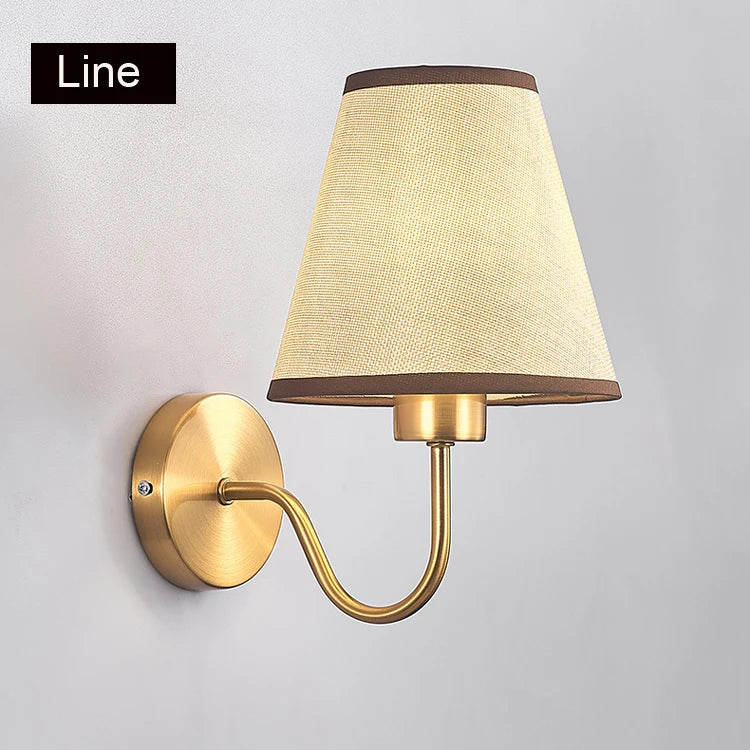مصباح حائط من القماش الذهبي DecorBites™ للمساحات المعيشية ذات الطراز الاسكندنافي الحديث