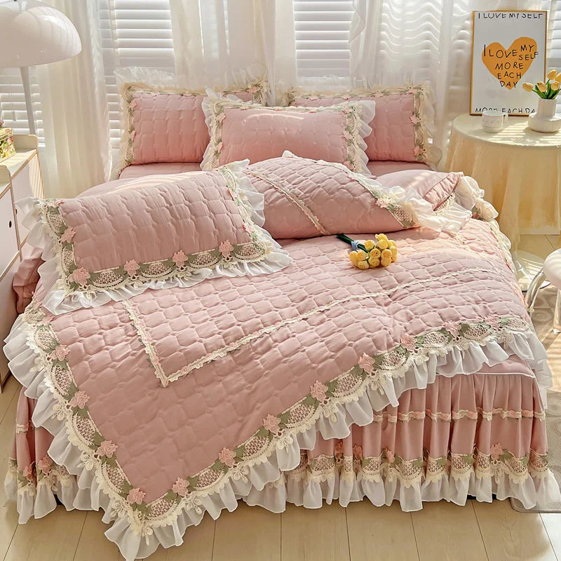 طقم مفروشات أميرة كوري من DecorBites™: أزهار، دانتيل، كشكشة، تطريز، مبطن، غطاء لحاف، مفرش سرير