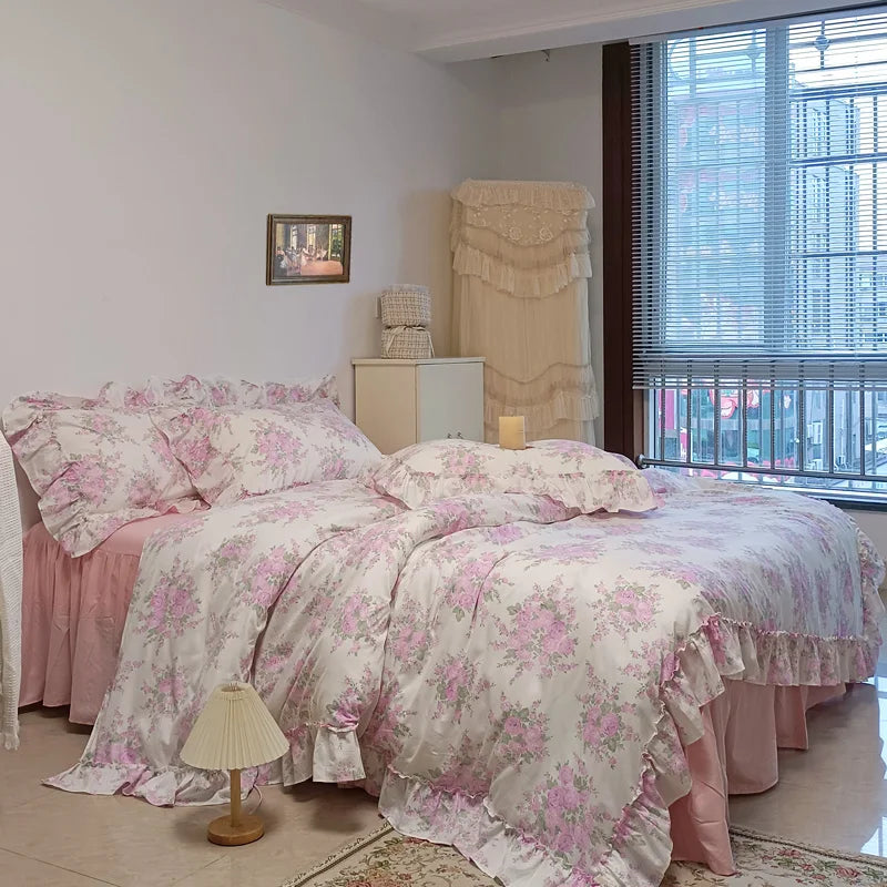 طقم مفروشات من القطن بطبعة زهور الورد الفرنسي وكشكشة دانتيل من DecorBites™ - غطاء لحاف، مفرش سرير، شراشف وأغطية وسائد