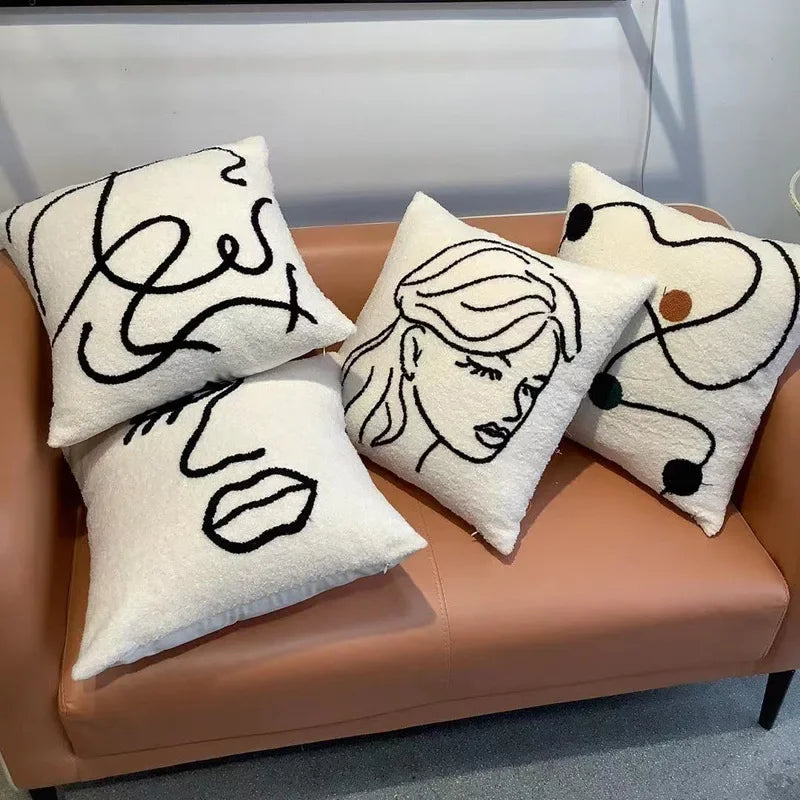 DecorBites™ غطاء وسادة بتطريز وجه من صوف الحمل 45x45 - غطاء وسادة فني تجريدي باللون البيج والأبيض
