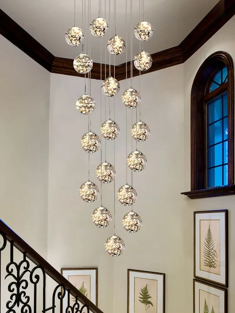 ثريا زجاجية ذهبية بإضاءة LED من DecorBites™: تجهيزات إضاءة للدرج بتصميم كروي دائري بسيط