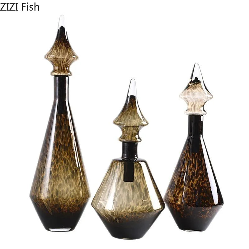 مزهرية زجاجية بطبعة الفهد من DecorBites™: تنسيق إبداعي للزهور لديكور الغرف الجمالي