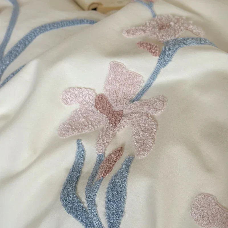 مجموعة مفروشات قطنية مطرزة بالورود الأنيقة من DecorBites™ - مقاسات مفرد ومزدوج وكينغ