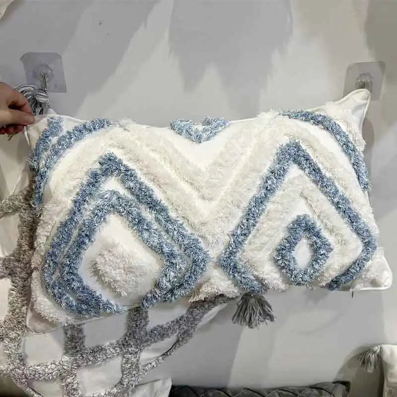 أغطية وسائد مطرزة بنقوش هندسية ماسية من DecorBites™ - مزينة بشراشيب زرقاء وبيضاء، 45x45/30x50 سم