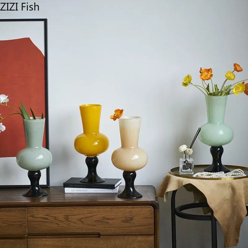 مزهرية زجاجية على شكل كأس من DecorBites™ لتزيين المكتب مع أزهار اصطناعية