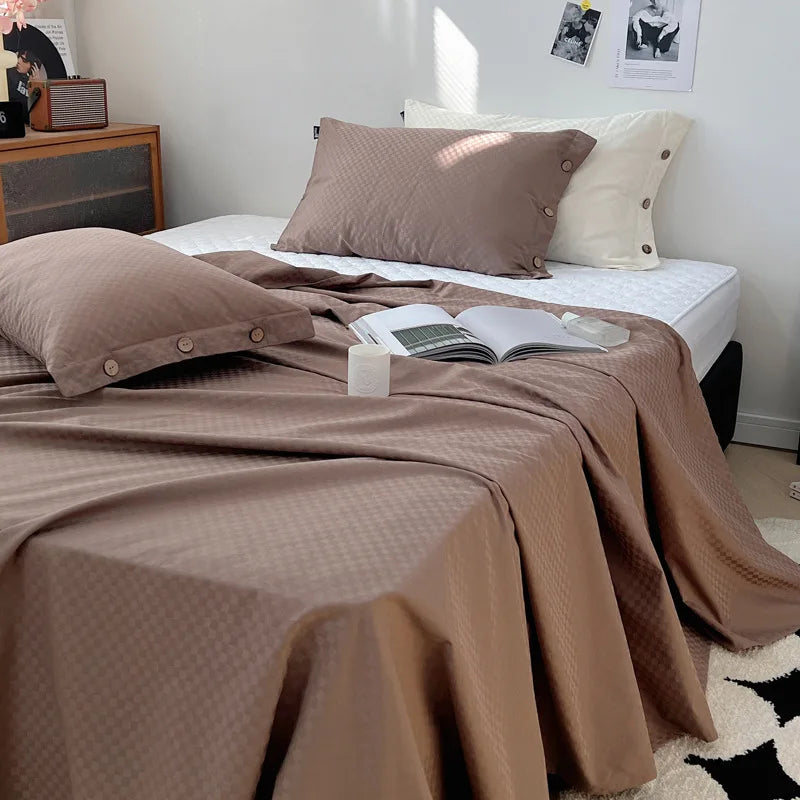 طقم ملاءة سرير فاخرة من الساتان القطني المخطط من DecorBites™ مع غطاءي وسادة
