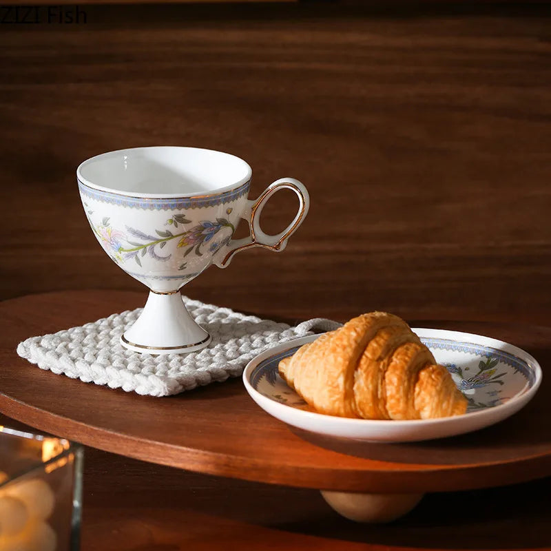 طقم كوب وصحن سيراميك مزخرف بالورود الذهبية من DecorBites™ - أكواب أنيقة للقهوة والشاي والعصير