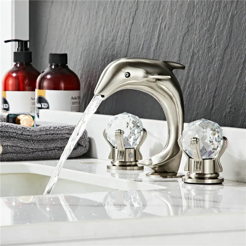 DecorBites™ Gold Basin Faucet: خلاط حوض ذهبي من النحاس والنيكل على شكل دولفين للحمام، 3 فتحات واسع الانتشار