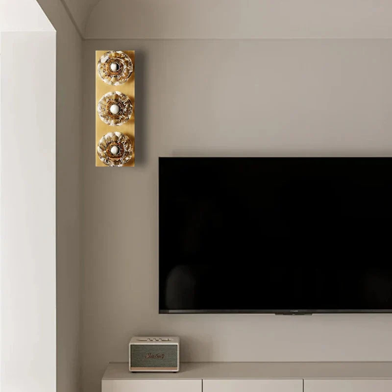 مصباح حائط كريستالي فاخر من DecorBites™ لخلفية التلفزيون الحديثة وديكور غرفة المعيشة