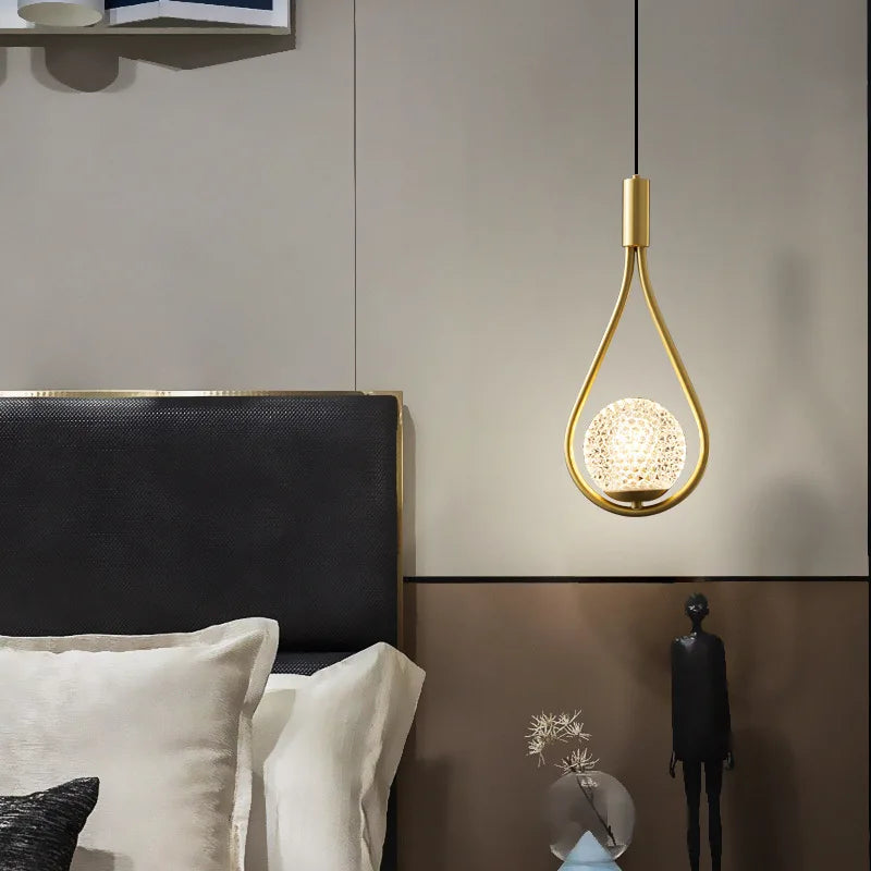 مصباح تعليق ذهبي من الحديد من DecorBites™ مع كرات زجاجية متدلية لإضاءة غرف النوم