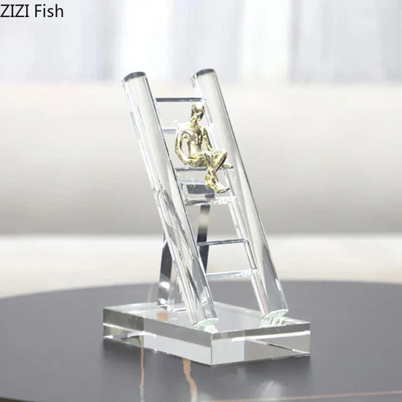 تُحف راتنجية بشكل شخصيات ذهبية من DecorBites™: ديكور مكتبي إبداعي للسلالم