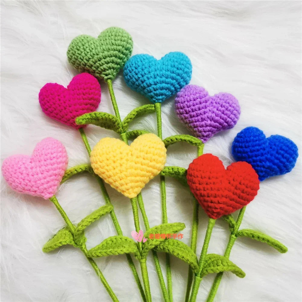 باقة زهور كروشيه على شكل قلب حب منسوج يدويًا من DecorBites™ مع غصن ورقي أخضر