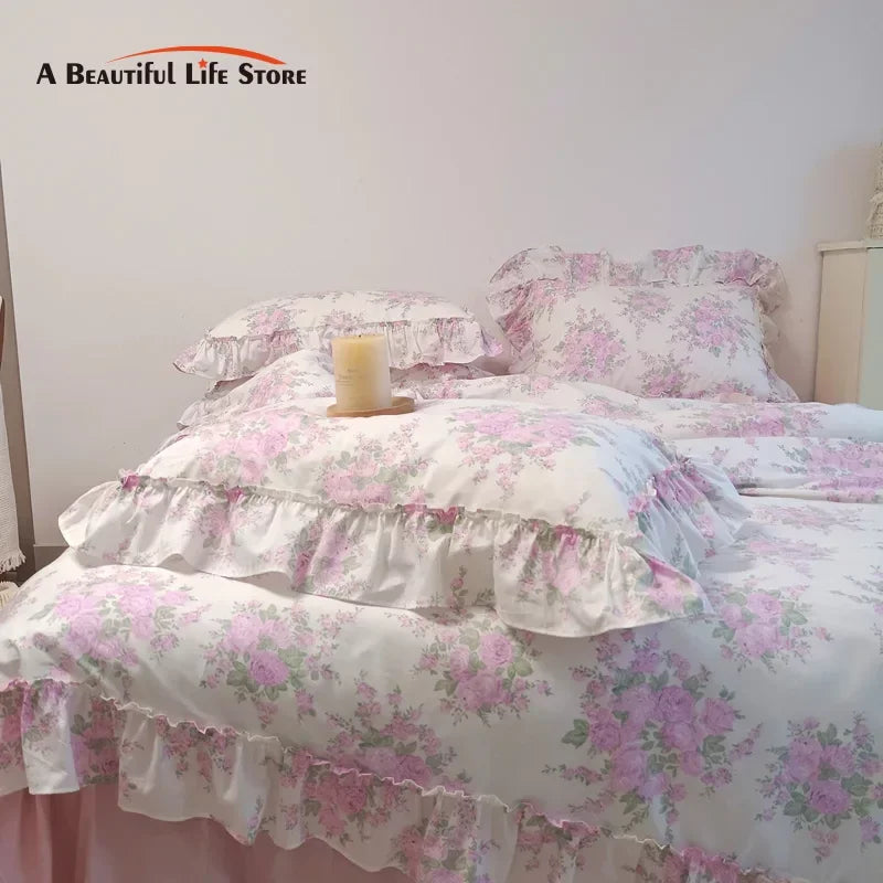 طقم مفروشات من القطن بطبعة زهور الورد الفرنسي وكشكشة دانتيل من DecorBites™ - غطاء لحاف، مفرش سرير، شراشف وأغطية وسائد