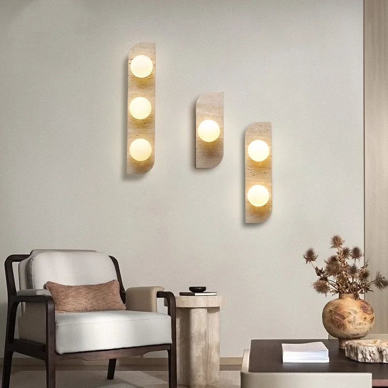 مصباح حائط LED من ديكور بايتس™ مع كرتين زجاجيتين باللون الأبيض، حجر الترافرتين الأصفر، إضاءة داخلية