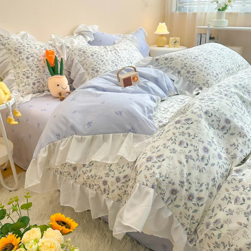 طقم لحاف وديكورات فراش أميرة كورية بنقشة زهور من DecorBites™: غطاء لحاف فردي/كوين وأغطية وسائد