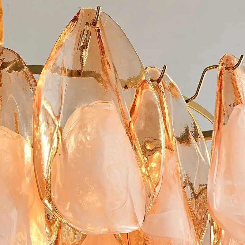 DecorBites™ ثريا متدلية بتصميم فرنسي فاخر ببتلات زجاجية كهرمانية وقابلة للتعتيم باللون الذهبي الكرومي