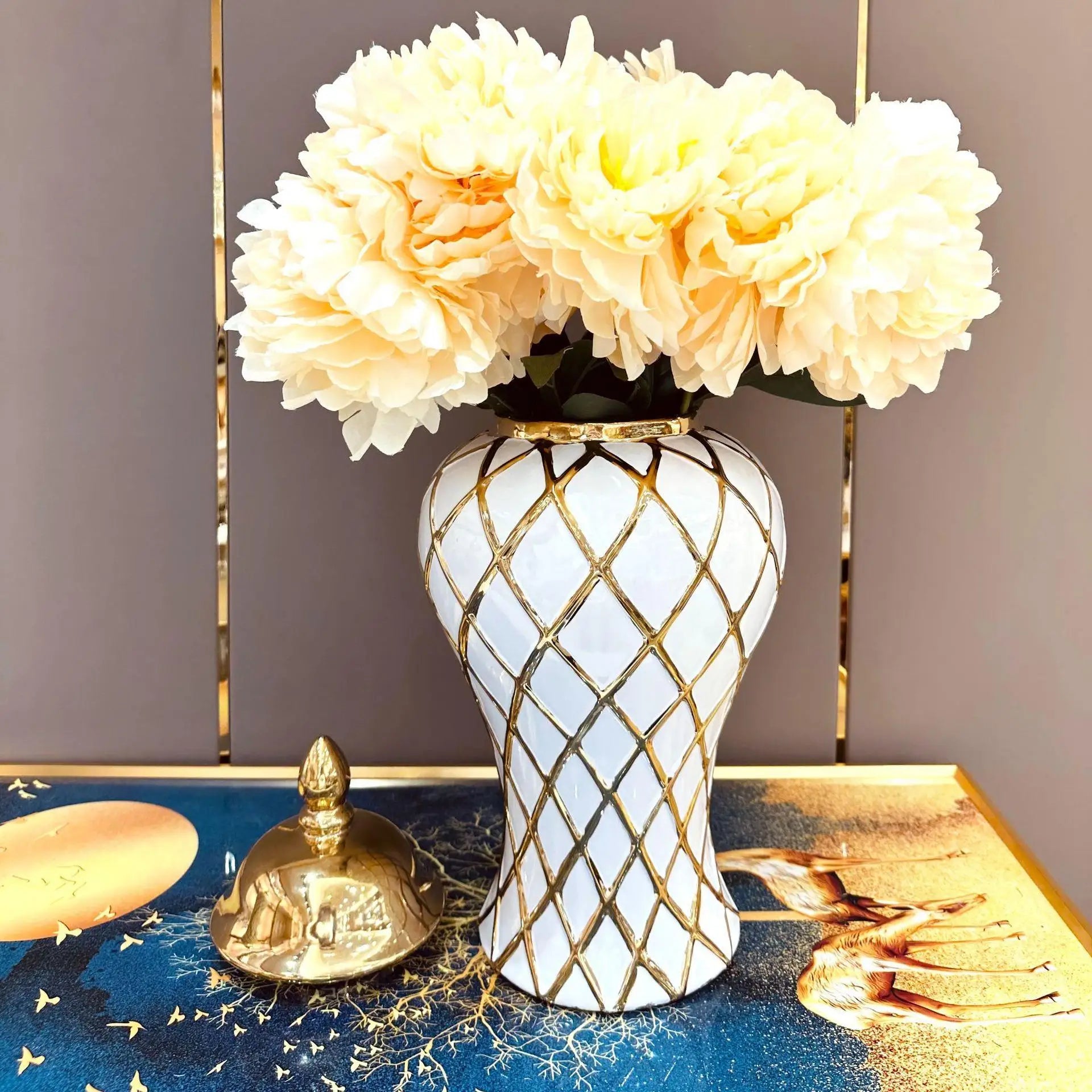 فازة بورسلين ذهبية بشكل ماسة من DecorBites™: ديكور منزلي سيراميكي أنيق ووعاء تخزين