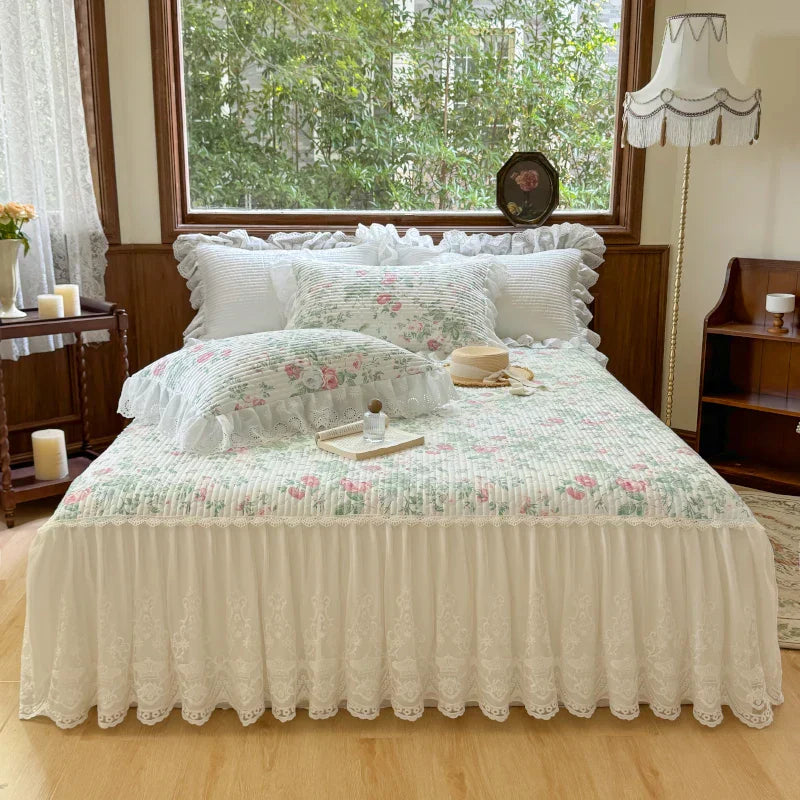 طقم مفرش سرير DecorBites™ Lace Ruffles مع أغطية وسائد لأسرّة 1.2-2 متر