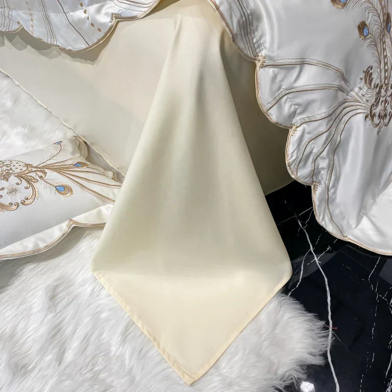طقم شراشف DecorBites™ Gold Feather المطرز من القطن المصري بنمط المزيج المزخرف