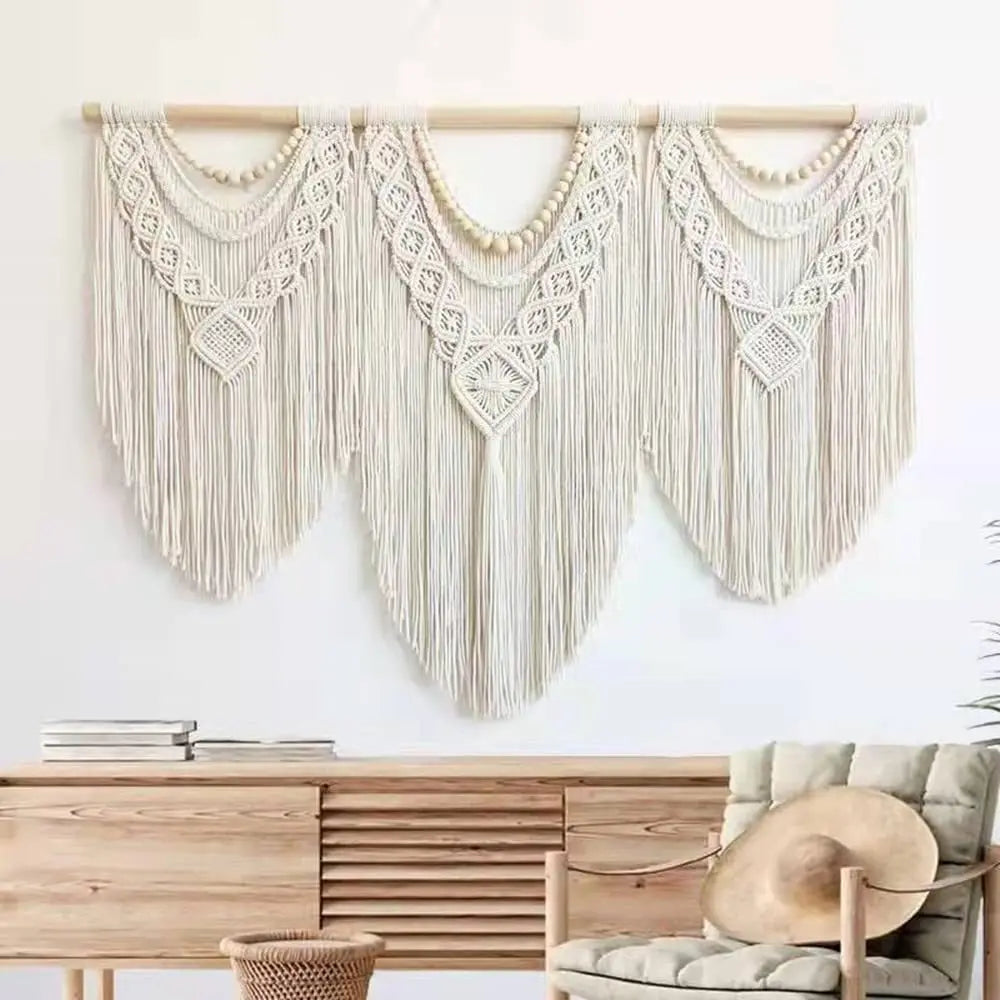 معلقة جدارية مكرمية منسوجة يدوياً كبيرة الحجم من DecorBites™ مع عصا خشبية وشراشيب