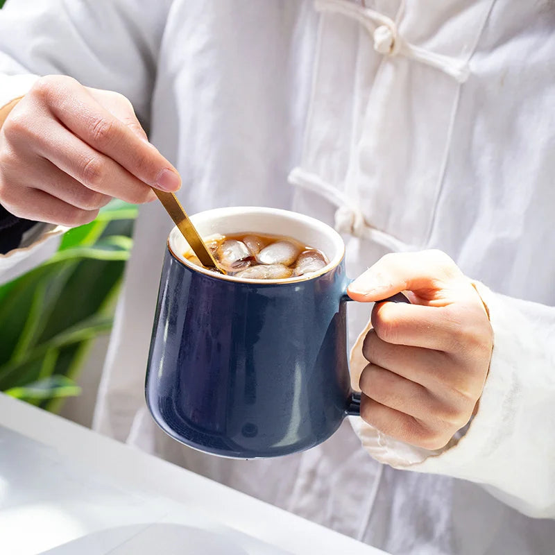 DecorBites™ Gold-painted Ceramic Mug Set with Lid and Spoon for Coffee, Water, Milk – 400ml