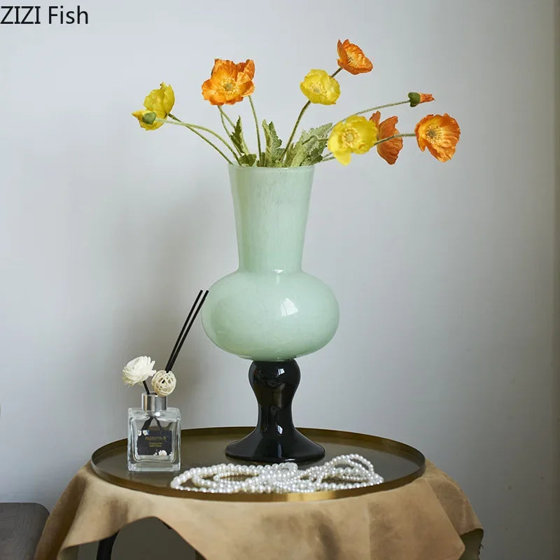 مزهرية زجاجية على شكل كأس من DecorBites™ لتزيين المكتب مع أزهار اصطناعية