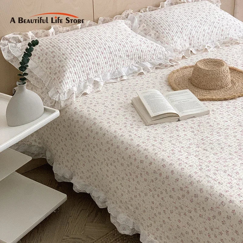 طقم مفرش سرير كوري من DecorBites™ برنسيس بتصميم أزهار من الدانتيل والكشكشة مع لحاف قطني 100%