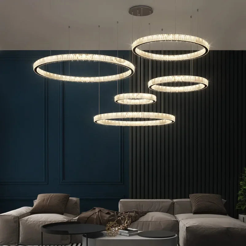 ثريا كريستال ذهبية من DecorBites™: هالة إضاءة LED فاخرة وعصرية بتصميم نورديك لغرفة المعيشة