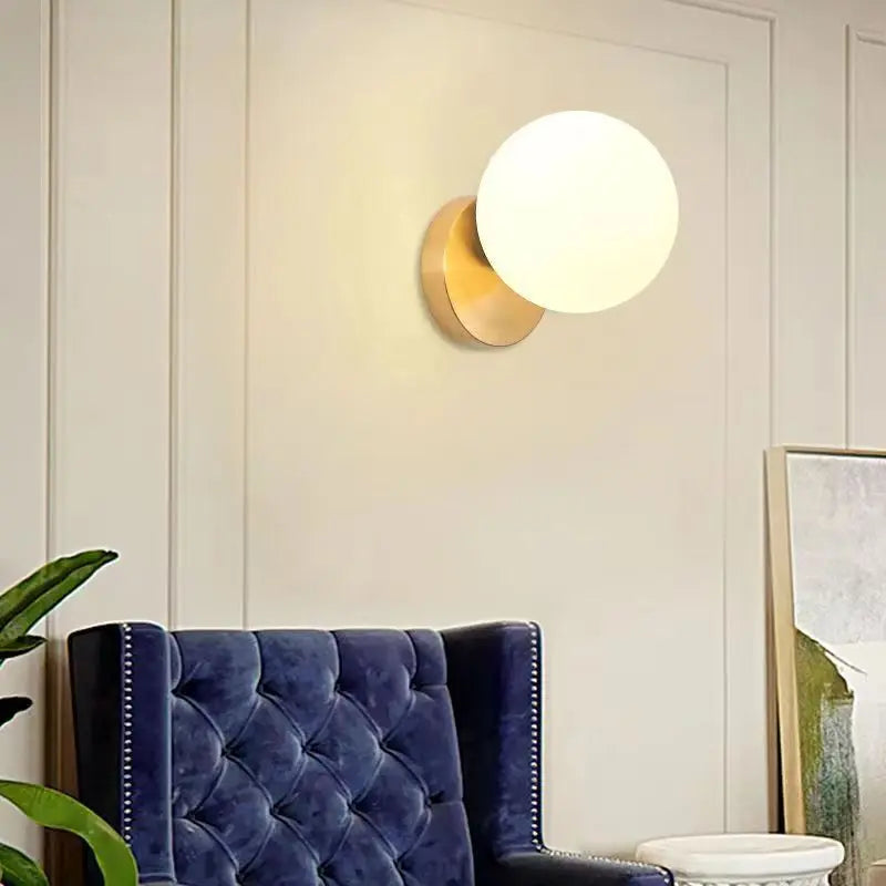 Applique murale LED DecorBites™ boule de verre dorée pour la décoration du salon, de la chambre et de la salle de bain