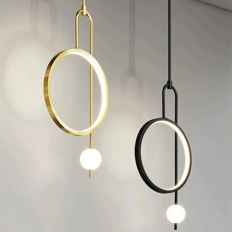 ثريا معلقة LED بكرة زجاجية دائرية ذهبية سوداء من DecorBites™