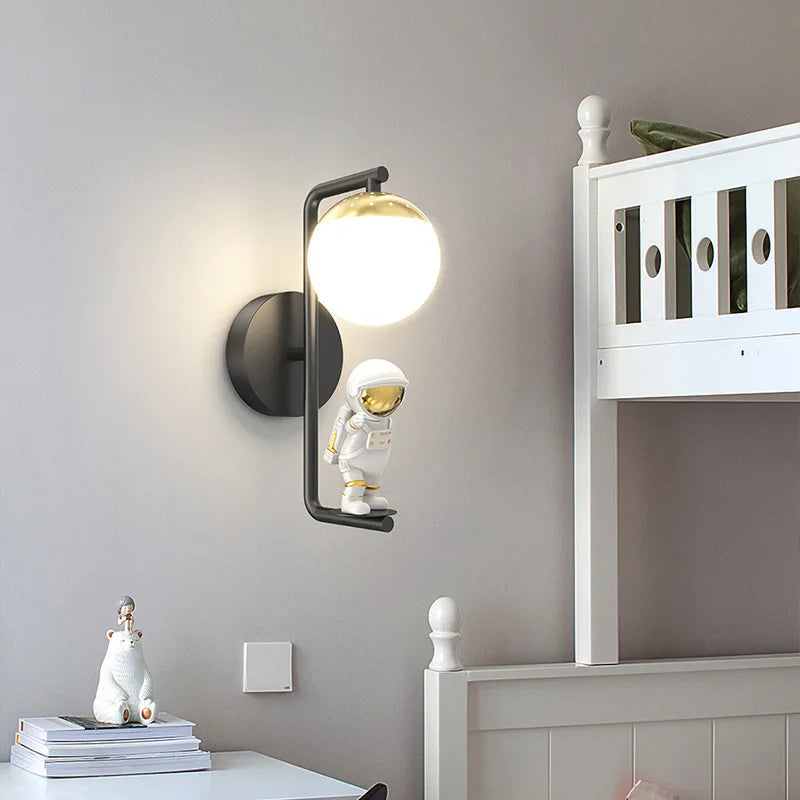 مصباح حائط رائد الفضاء للأطفال من DecorBites™: مصباح عصري لغرفة نوم بتصميم الفضاء