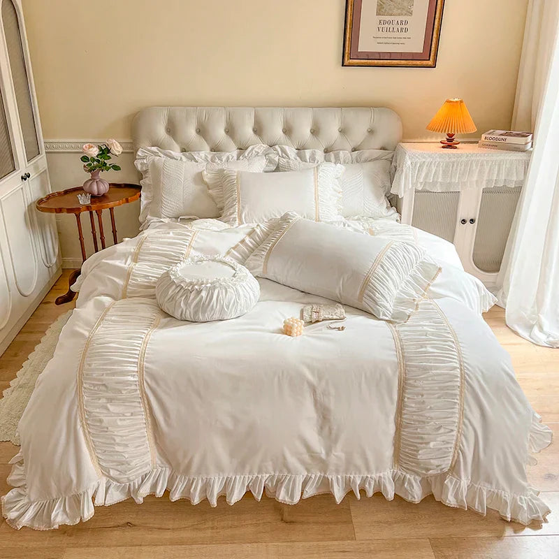 طقم مفروشات قطن بتصميم أميرات كوري من DecorBites™ مع كشكشة بليسيه وغطاء لحاف ناعم