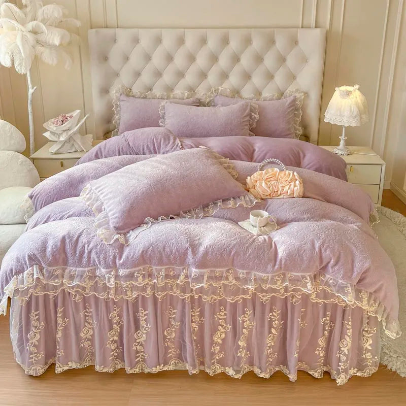 طقم سرير الأميرة الدانتيل من DecorBites™ مع غطاء لحاف وتنورة سرير مخملية