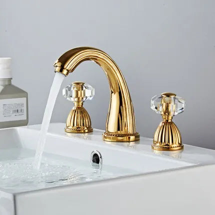 DecorBites™ صنبور حوض ذهبي بمقبض كريستال، 3 فتحات، خلاط حوض حمام واسع الانتشار